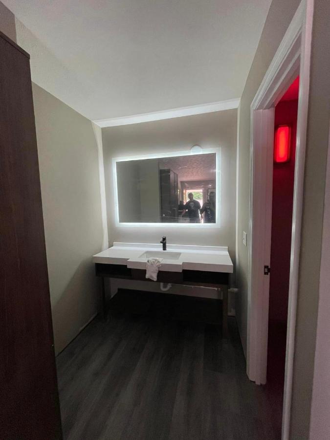 Luxor Inn & Suites, A Travelodge By Wyndham Элкинс Экстерьер фото