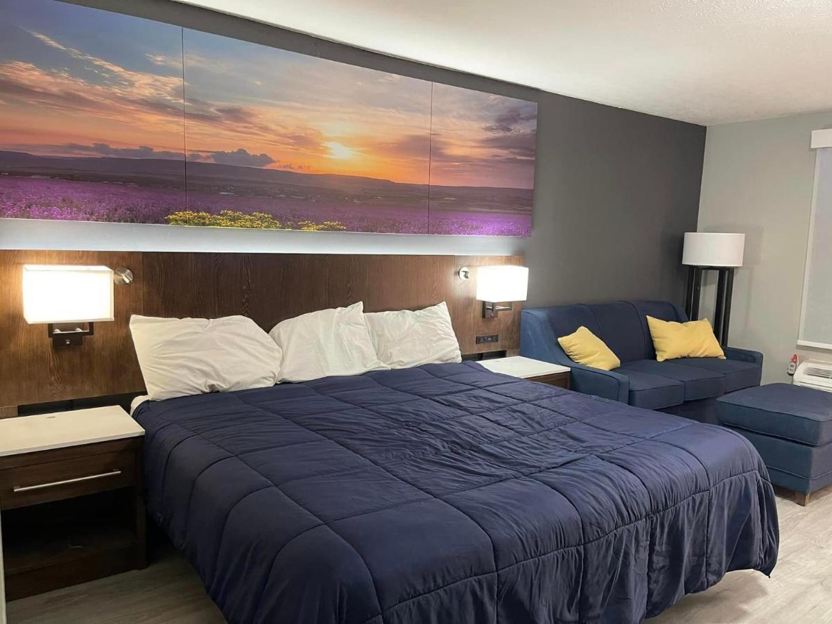 Luxor Inn & Suites, A Travelodge By Wyndham Элкинс Экстерьер фото