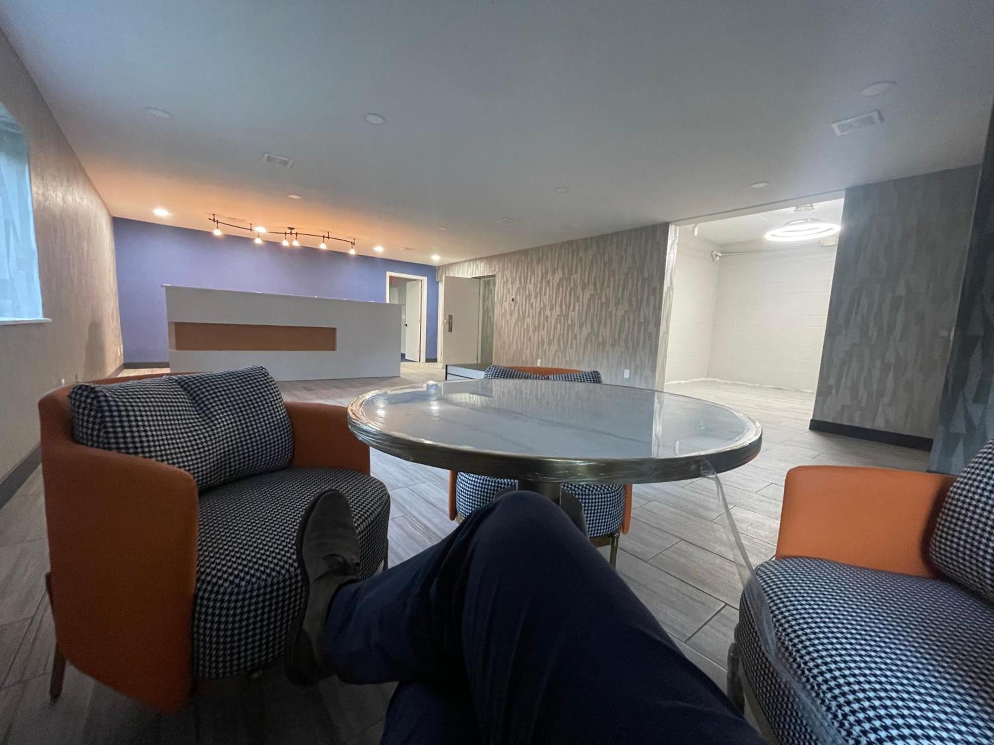 Luxor Inn & Suites, A Travelodge By Wyndham Элкинс Экстерьер фото